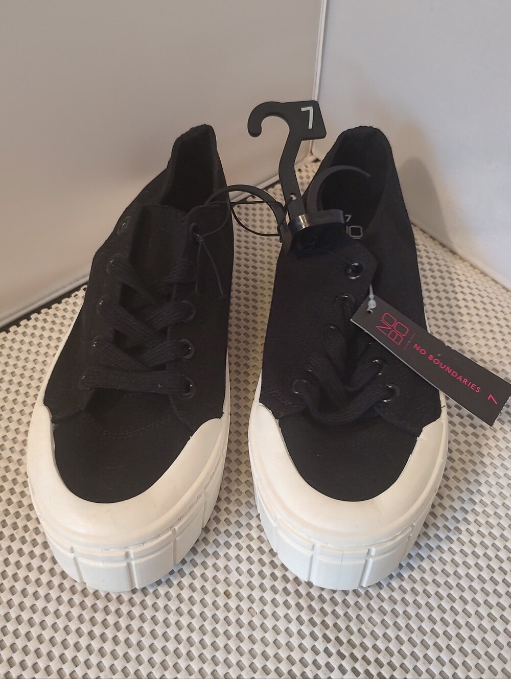 No Boundaries Women's Size 7 Low Chunky Lug Fashion Sneakers NWT Canvas
